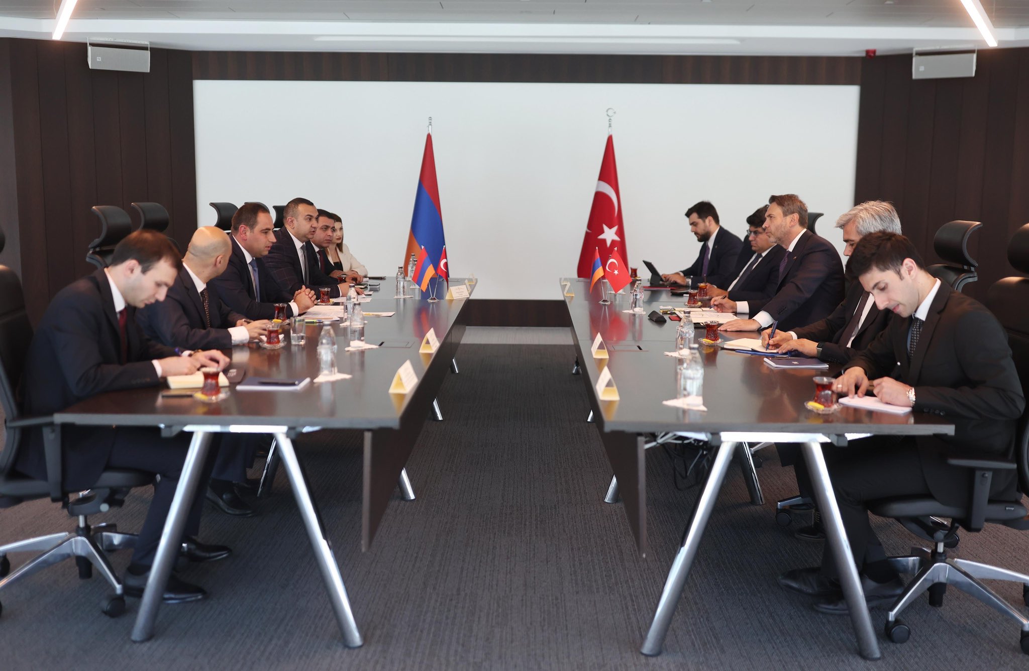 Ermenistan ve Türkiye'den iki bakan İstanbul'da  buluştu